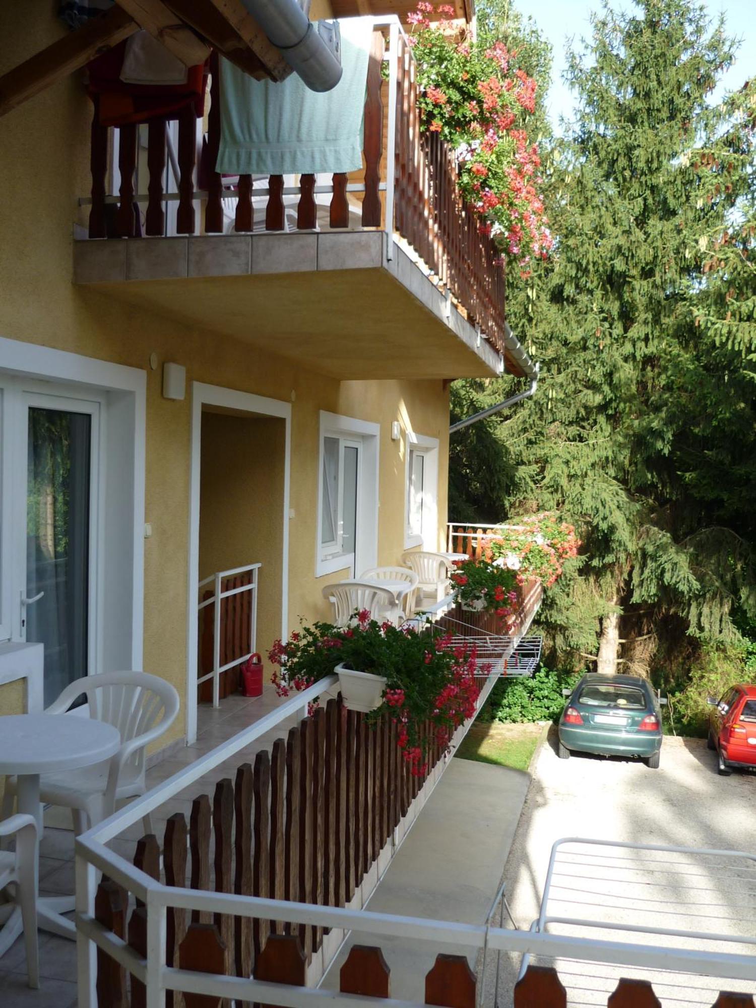 Attila Apartmanház Hotel Hévíz Exterior foto