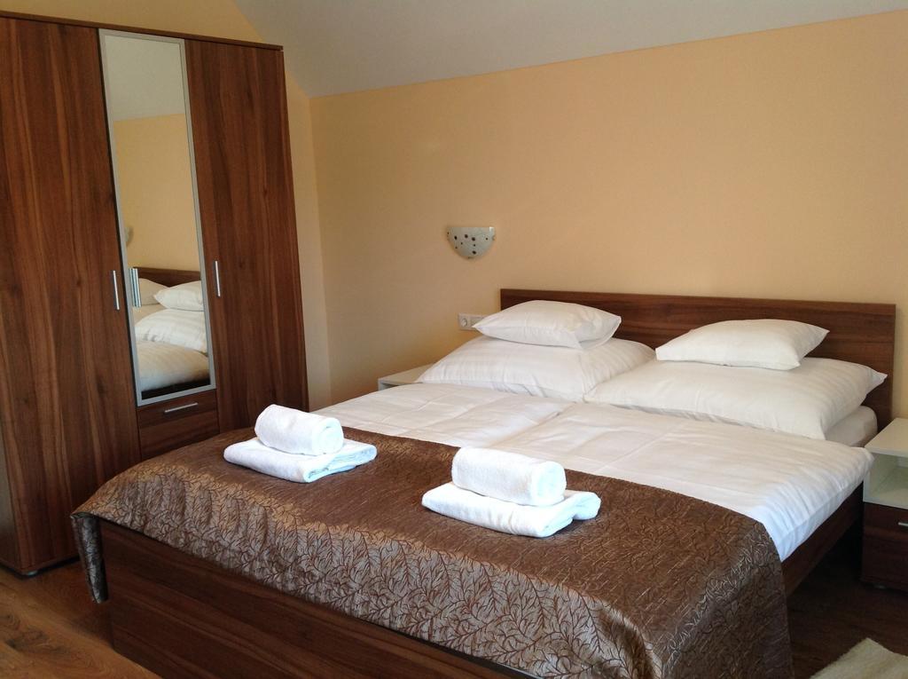Attila Apartmanház Hotel Hévíz Quarto foto